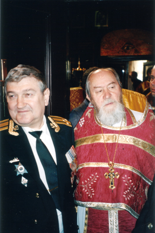 С военными. 9 мая 2004 г. © Православное Общество «Россия в красках» в Иерусалиме