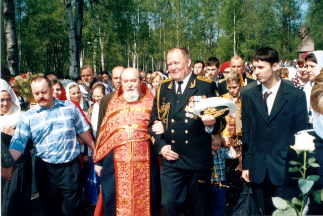 С военными. 9 мая 2004 г. © Православное Общество «Россия в красках» в Иерусалиме