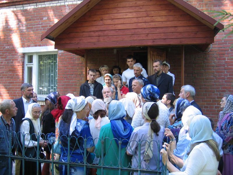 В окружении народа. Июль 2005 г. © Православное Общество «Россия в красках» в Иерусалиме