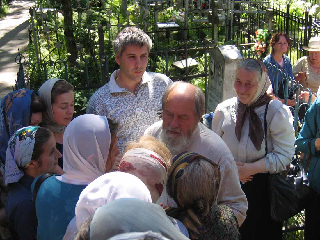В окружении народа. Июль 2005 г. © Православное Общество «Россия в красках» в Иерусалиме