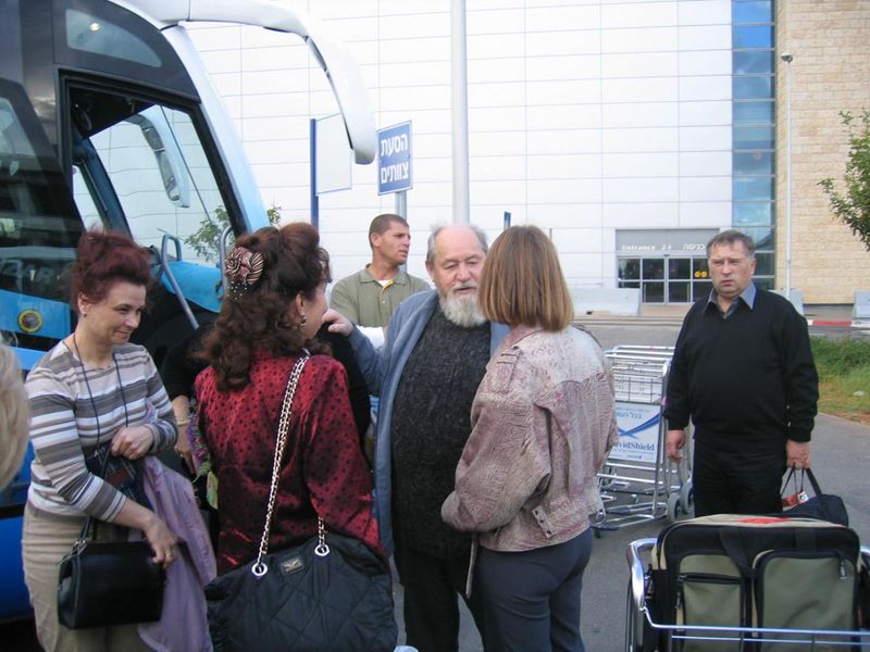 Встреча в аэропорту. Ноябрь 2005 г. © Православное Общество «Россия в красках» в Иерусалиме