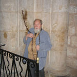 Батюшка прикладывается к узам святого Георгия Победоносца. © Православное Общество «Россия в красках» в Иерусалиме