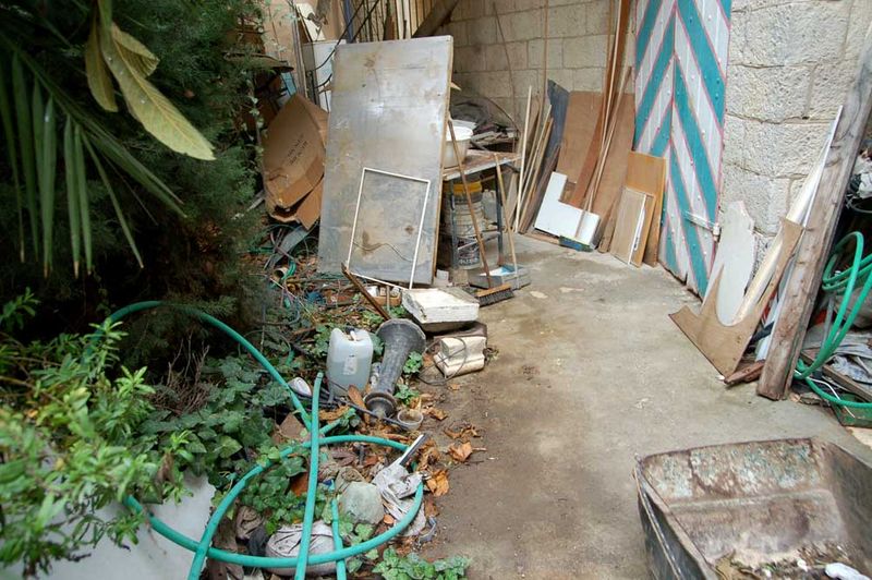 Столько мусора было перед входом в народную трапезную утром. © Иерусалимское отделение ИППО