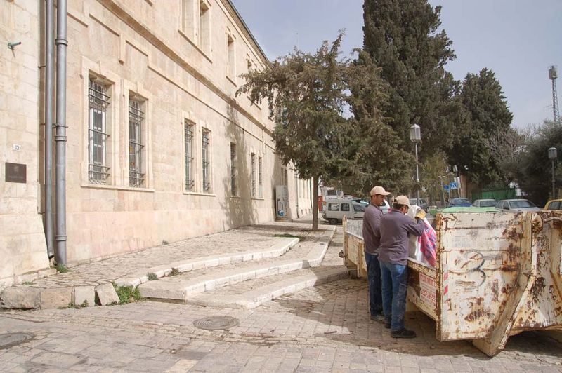 Контейнер для вывоза мусора с Сергиевского подворья. © Иерусалимское отделение ИППО