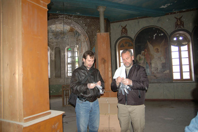 В.Т.Паньков и П.В.Платонов готовятся очищать пыль на шкафах архивов ИППО. © Иерусалимское отделение ИППО