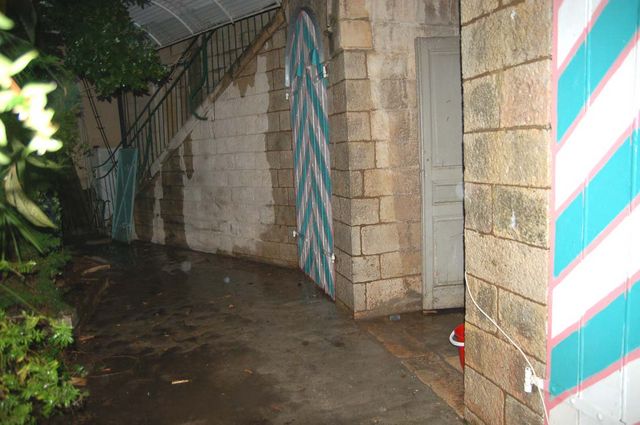 К вечеру проход ко входу в народную трапезную освобожден от мусора. © Иерусалимское отделение ИППО