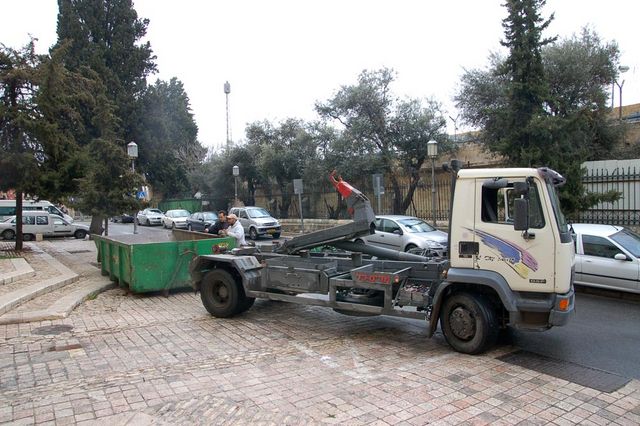 Первый контейнер для вывоза мусора. © Иерусалимское отделение ИППО