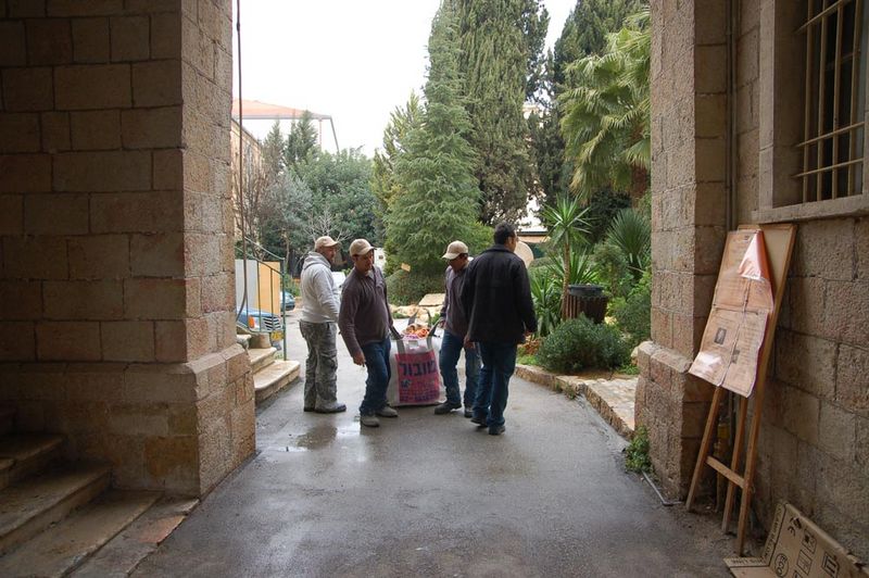 Мусор выносится через центральные ворота подворья. © Иерусалимское отделение ИППО