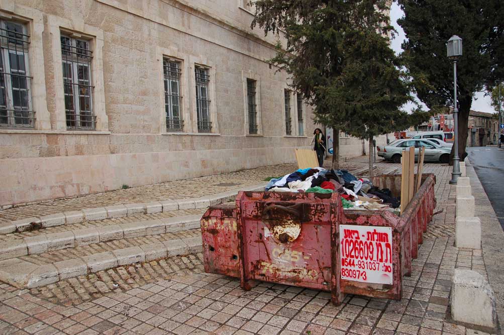 Очердной контейнер заполнен мусором. © Иерусалимское отделение ИППО
