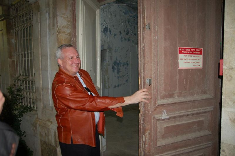Заместитель председателя ИППО Ю.А.Грачёв открывает двери восточного блока. © Иерусалимское отделение ИППО