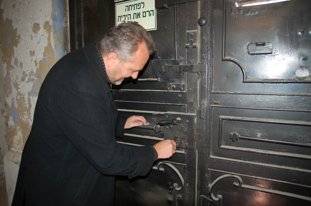 Павел Платонов открывает дверь бывшую когда-то центральным входом на подворье. © Иерусалимское отделение ИППО
