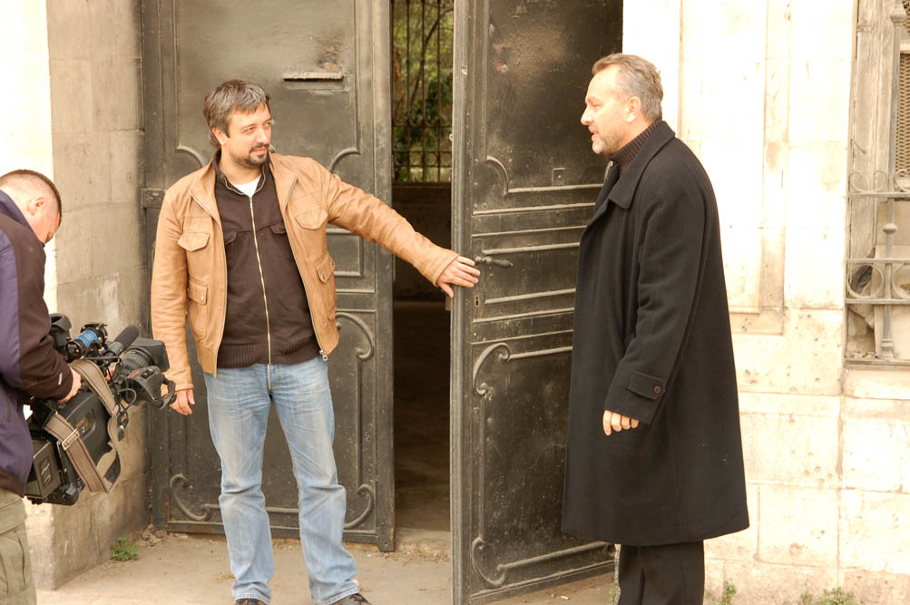 Павел Платонов и Евгений Сандро у центрального входа на подворье. © Иерусалимское отделение ИППО