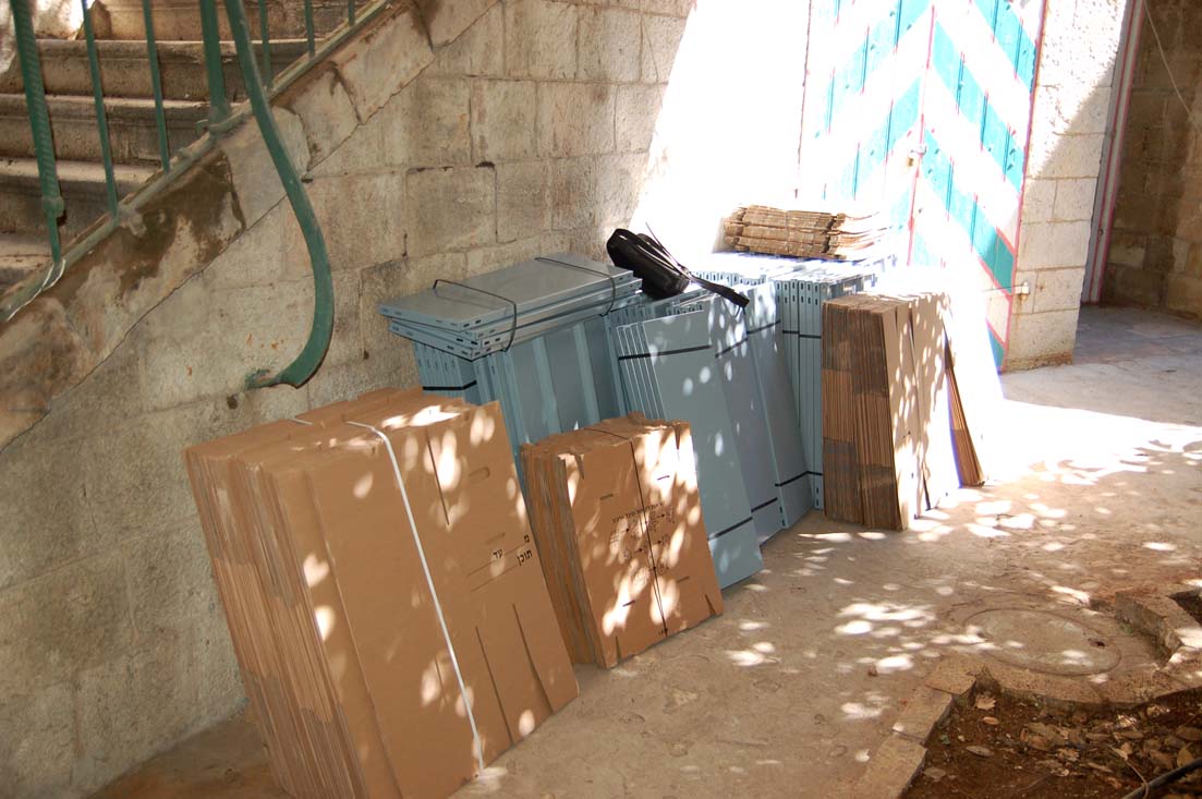 На подворье привезены полки и конструкции для хранения архива. © Иерусалимское отделение ИППО