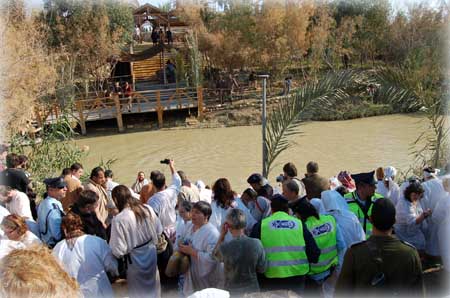 Верующие совершают омовение в священных водах реки Иордан