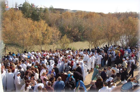 Сотни верующих на месте Крещения в ожидании совершения омовения 