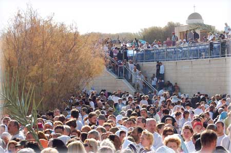 Сотни паломников со всего мира прибыла в этот день на место Крещения