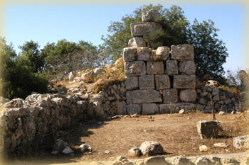 Руины древних построек на горе Фавор